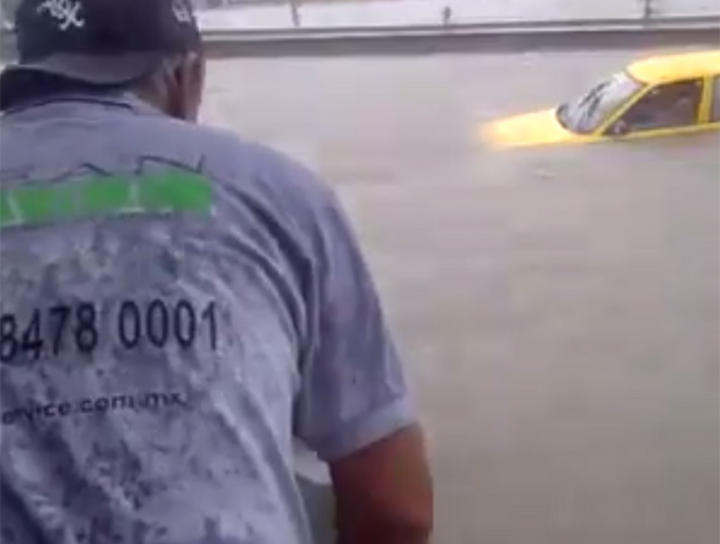 Rescatan a familia de un taxi tras inundación en Saltillo