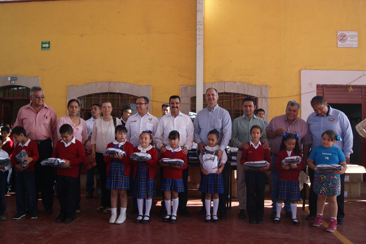 Entregan uniformes escolares en Victoria