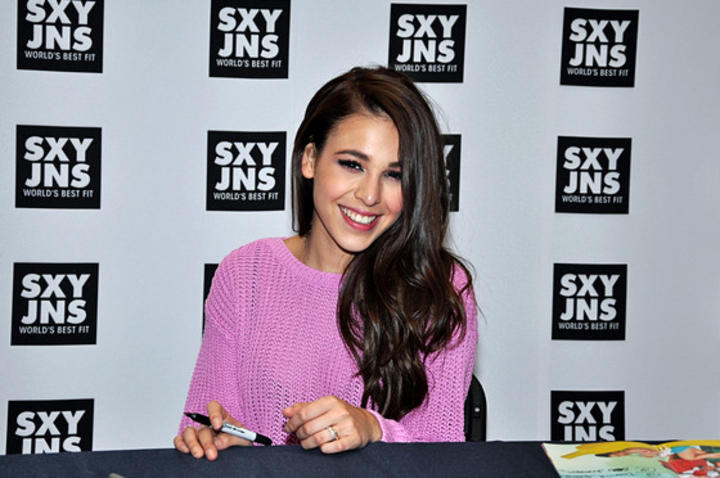 Captan a Danna Paola con 'misterioso' anillo