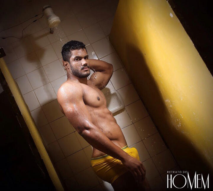 'Hulk' muestra trasero en sugerentes imágenes