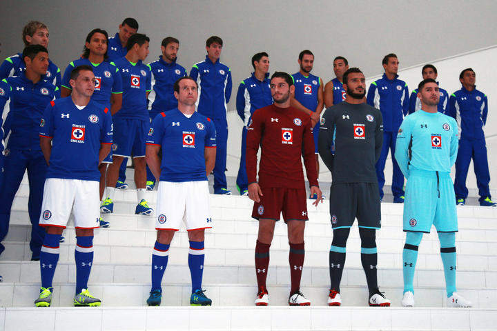 Cruz Azul presenta uniforme y refuerzos