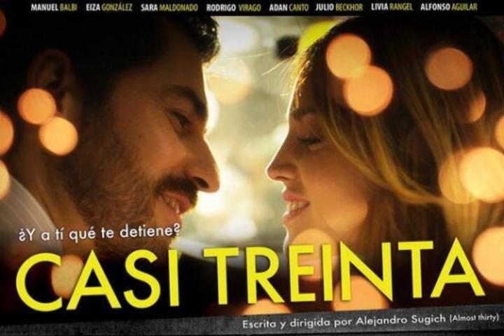 Eiza González y Manuel Balbi en la cinta 'Casi treinta'
