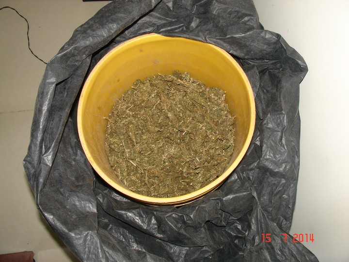 Cargaba dos kilos de marihuana