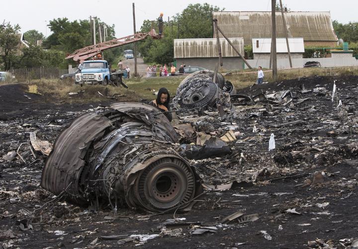 Recuperan 121 cuerpos tras derribe de avión en Ucrania