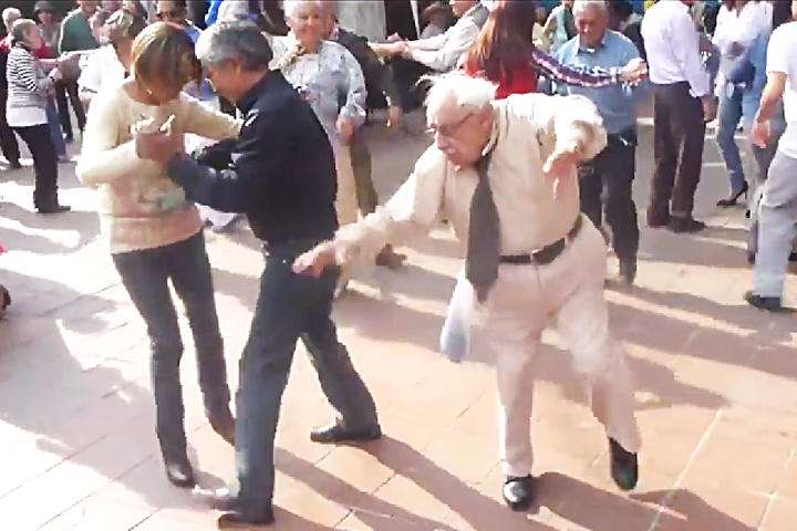 Abuelo bailarín se vuelve sensación