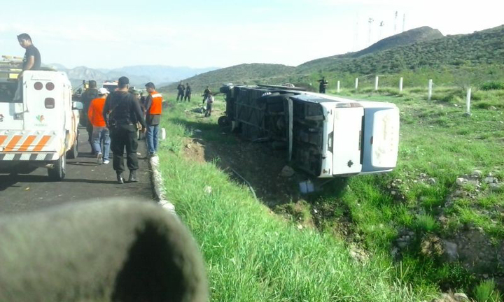 Vuelca camión con 22 pizcadores de uva; se trasladaban a Sonora