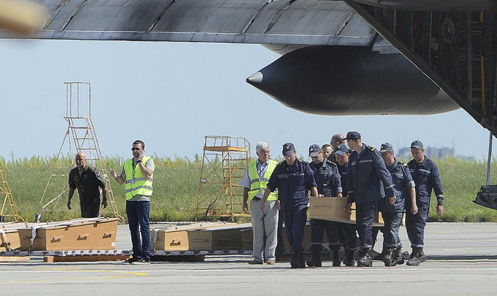 Llegan restos de víctimas de avión malasio a Holanda
