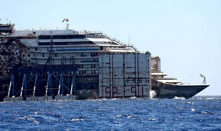 Remueven con éxito al Costa Concordia a 900 días de su naufragio