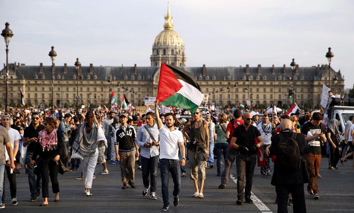 Miles de personas protestan en París contra Israel