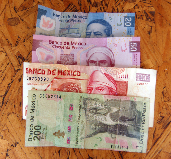 Instruyen sobre cómo detectar billetes falsos de 20 pesos