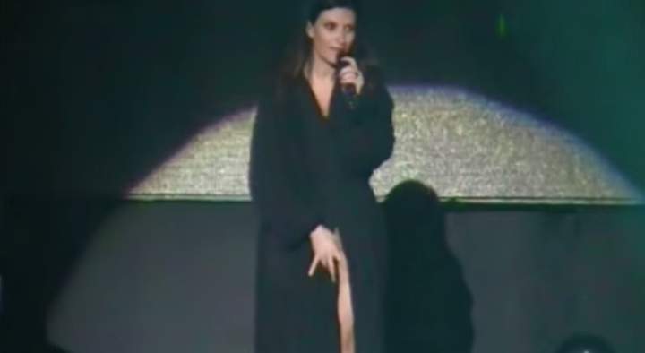 Pausini enseña de más sin querer en pleno concierto