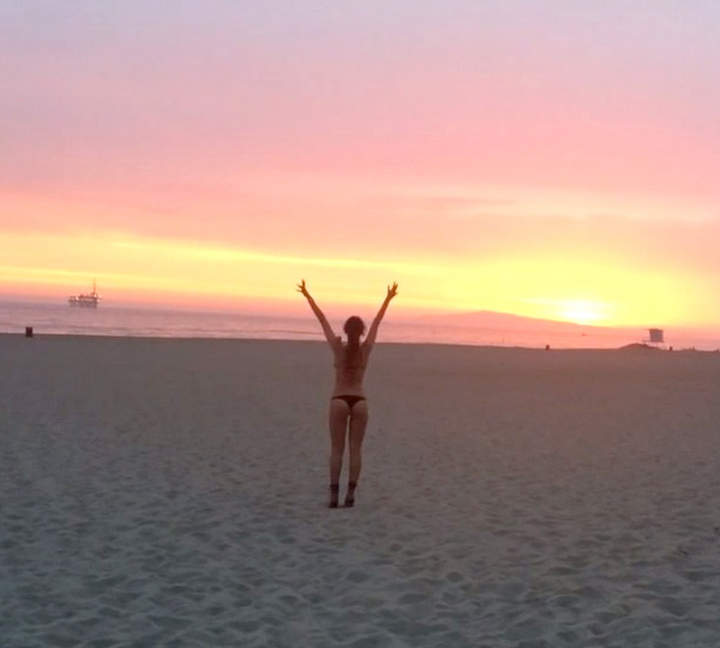 Eiza 'enciende' las redes con video en la playa