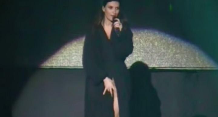 'No estaba desnuda', dice Pausini tras incidente