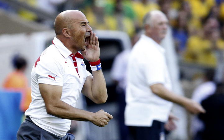 Sampaoli seguirá como entrenador de Chile hasta 2018