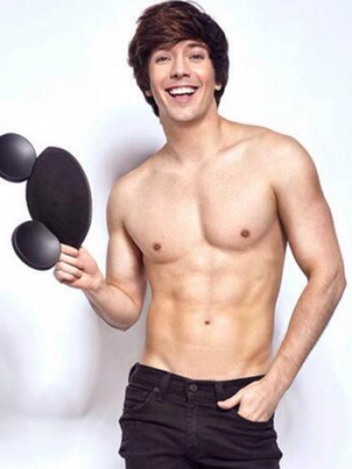 Niega Roger González aparecer desnudo en foto