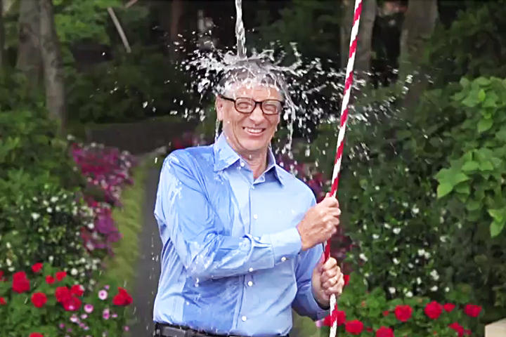 Impresiona Bill Gates al cumplir reto de balde de agua