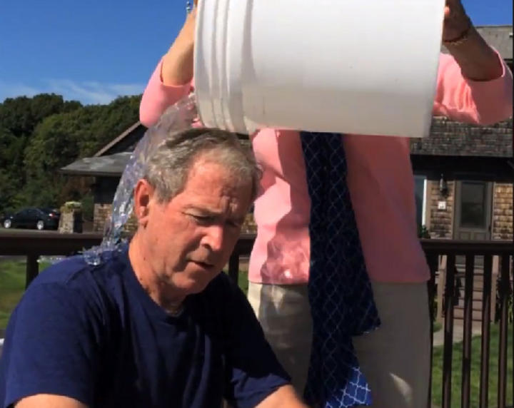 Se suma expresidente Bush al reto de la 'cubeta con hielo'