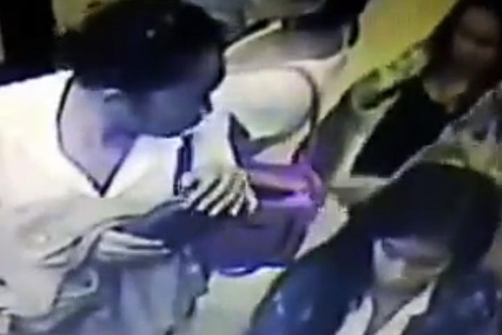 Hábil ladrona se apodera con facilidad de un monedero