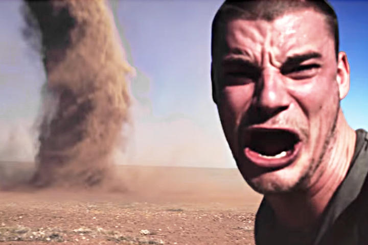 Por tomarse 'selfie' casi lo atrapa un tornado