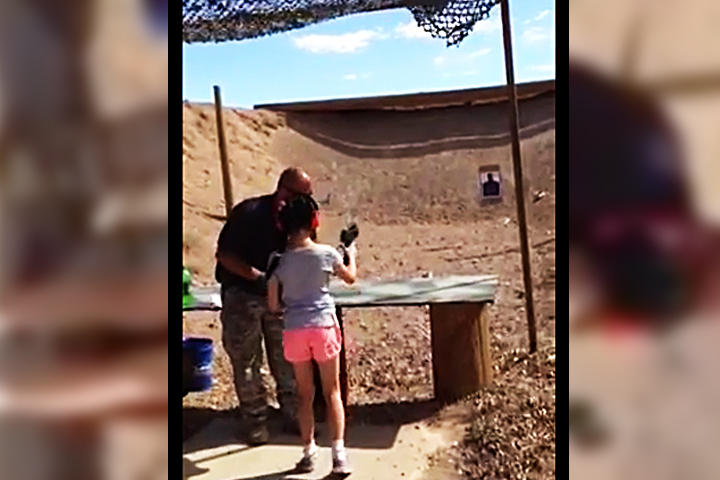 Niña mata a su instructor de tiro
