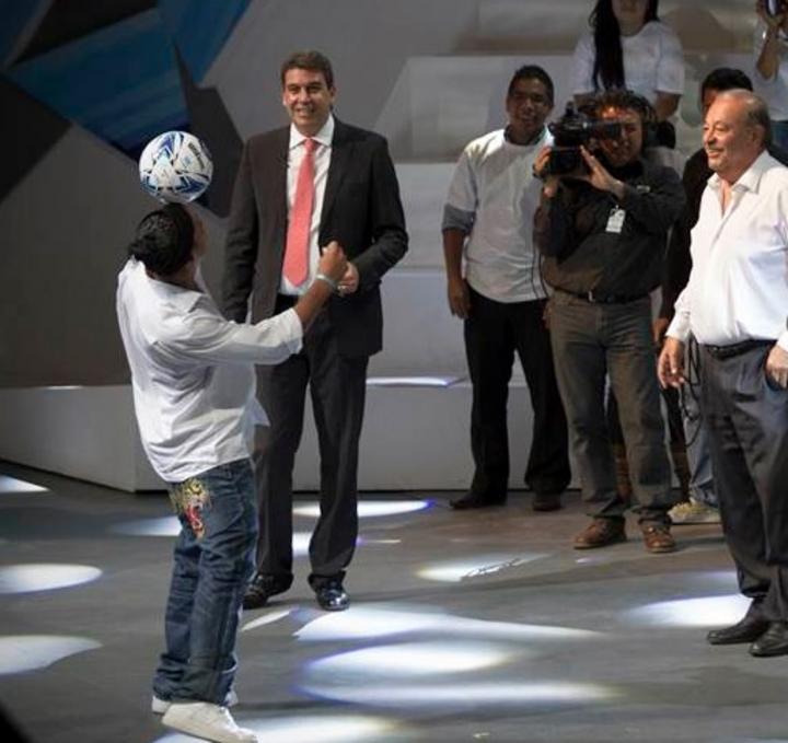 Ronaldinho y Slim juegan 'cascarita'