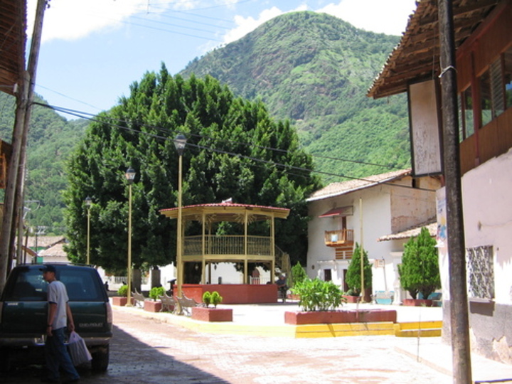 Problemas de salud por caminos dañados en Canelas