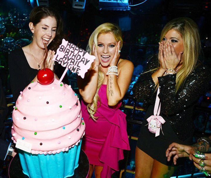 Avril Lavigne celebró su cumpleaños sin su esposo