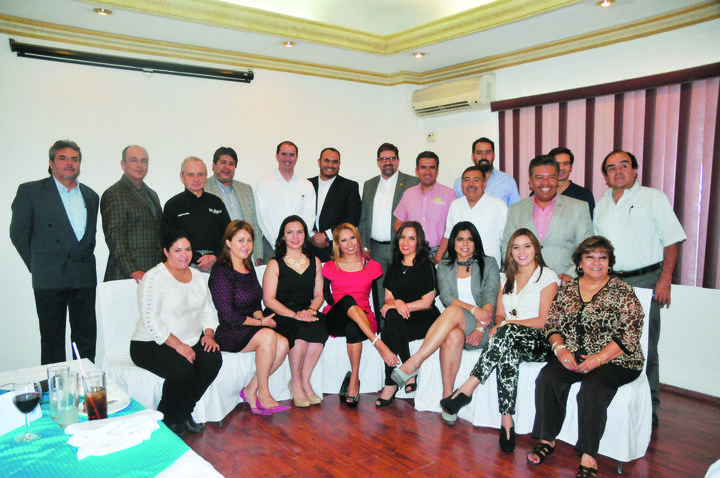 Adriana Macías convive con empresarios