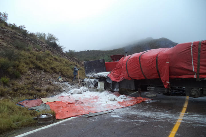 Falla mécanica provoca accidente de camión con bultos de cal
