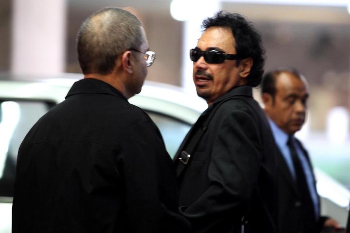 Llega Hugo Sánchez tras muerte de su hijo