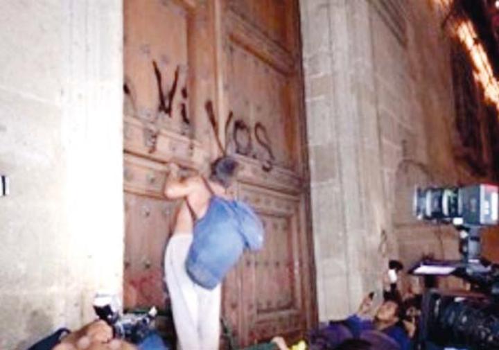 Dañan con pintas Palacio Nacional