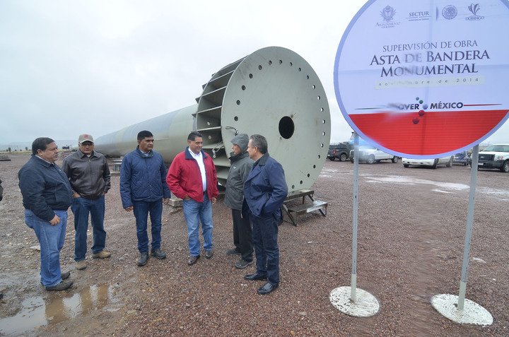 Construyen monumental asta bandera