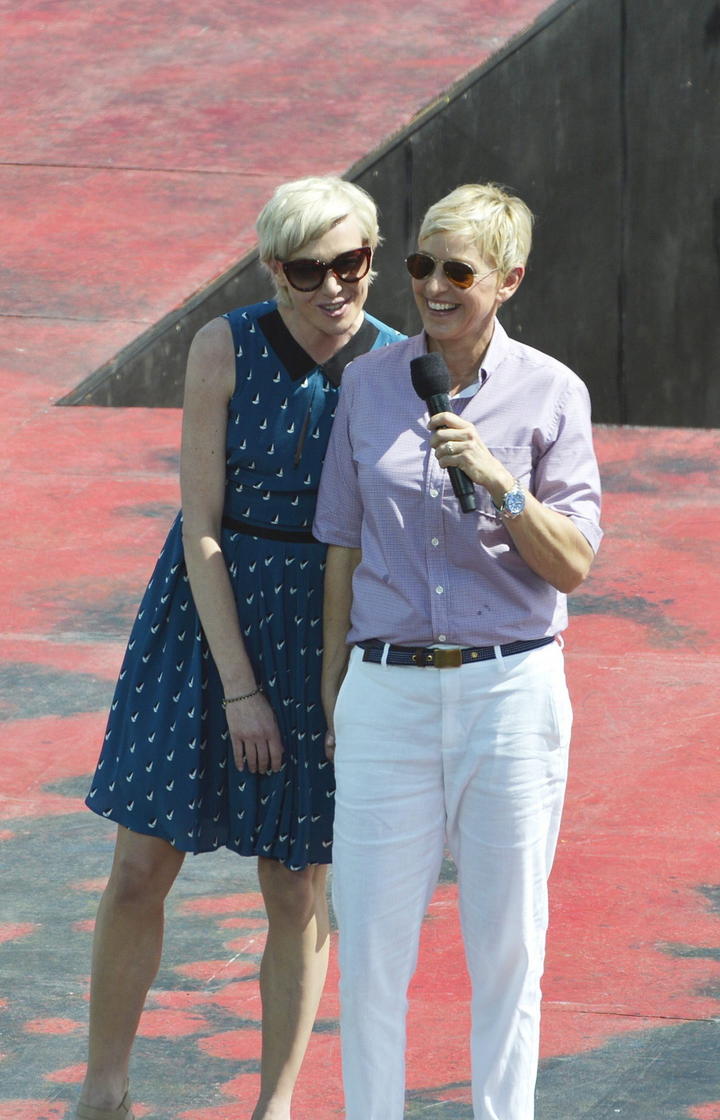 Se desnuda Ellen DeGeneres para tarjeta navideña