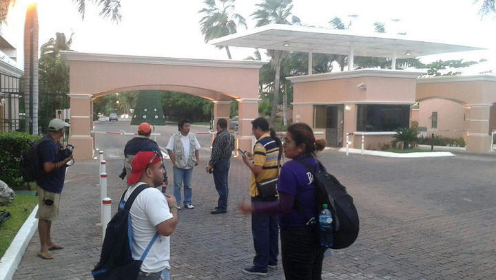 Fans se reúnen en residencia de 'Chespirito' en Cancún