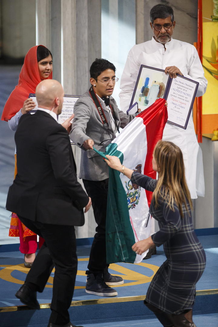 Interrumpen con bandera de México entrega del Nobel a Malala