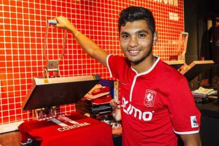 'Tecatito' Corona renueva con Twente hasta 2018