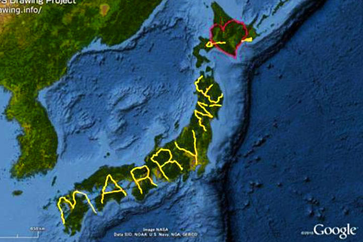 Japonés hace la propuesta de matrimonio más grande del mundo