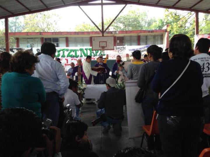 Nuncio apostólico realiza misa en Ayotzinapa