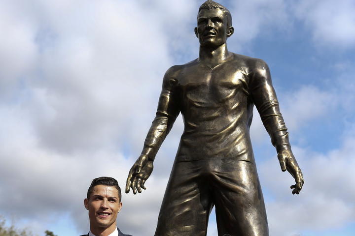 Sorprende bulto en estatua de Cristiano Ronaldo