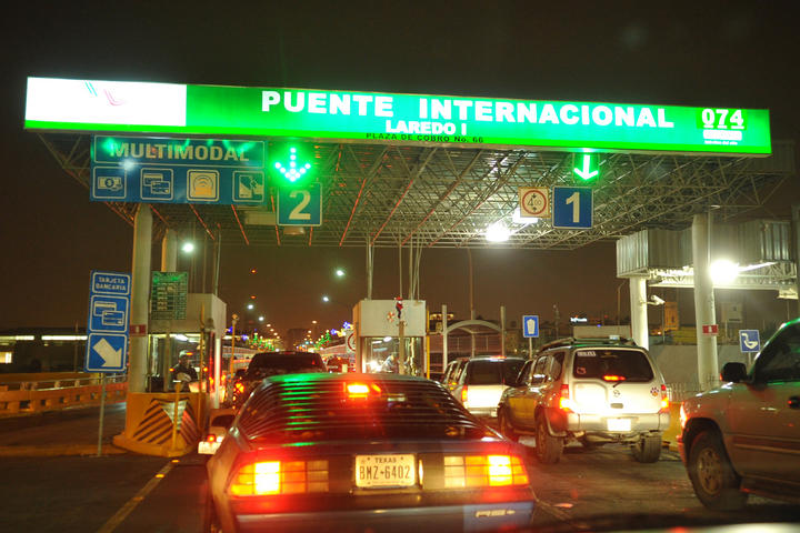 Caos en puentes internacionales de Nuevo Laredo