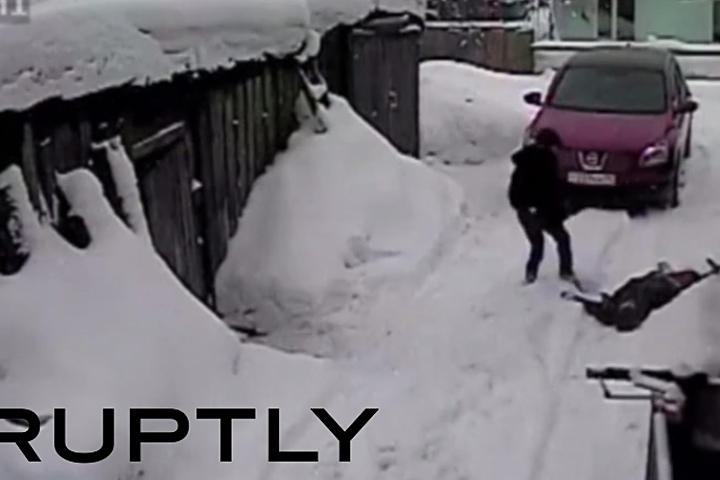 Arrolla a su vecina 4 veces