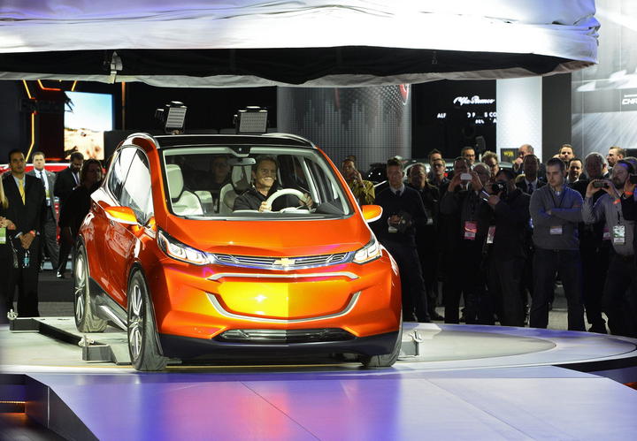 Presenta GM prototipo de automóvil eléctrico accesible