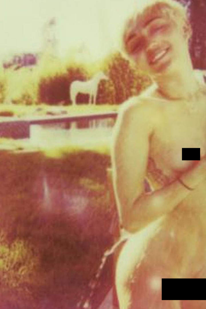 Publican más fotos de Miley sin ropa