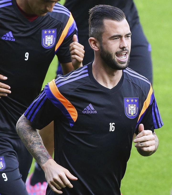 Aficionados 'decapitan' a futbolista con pancarta en la tribuna