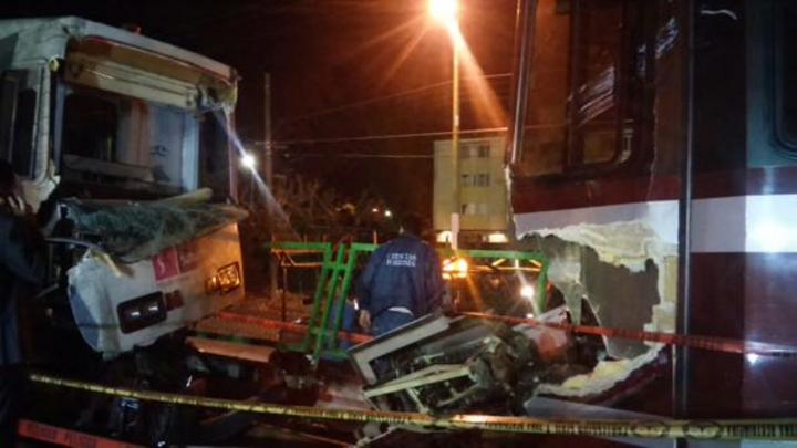 Unidades de tren ligero chocan en Guadalajara