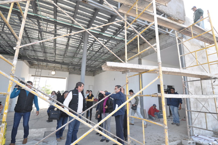 Constata alcalde de Gómez Palacio obras en centro comunitario