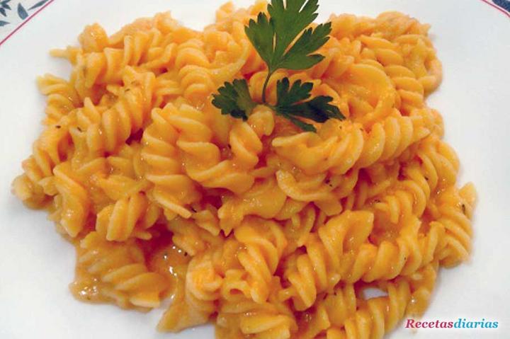Fusilli con salsa de queso y tomate