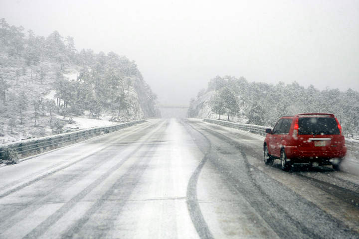 Nevada obliga a cierre de carretera Durango-Mazatlán