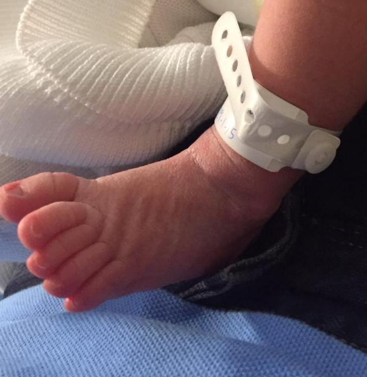 Presume Shakira foto del pie de su bebé