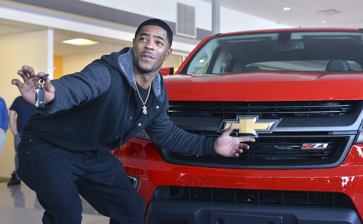 Le dan la camioneta del JMV a Malcolm Butler